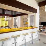 Современная кухня с желтыми элементами