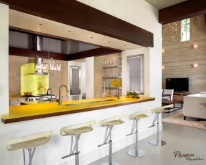 Современная кухня с желтыми элементами