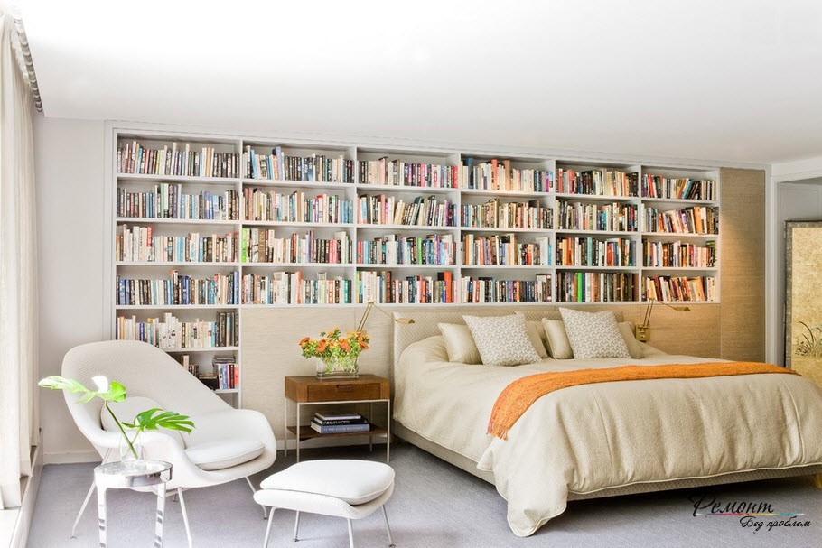 Книжкові стелажі можна організувати і в спальні: або над дверним отвором, або прямо над узголів'ям ліжка