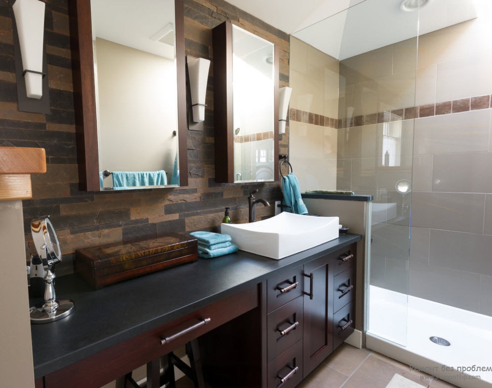Голубые полотенца в качестве аксессуаров прекрасно гармонируют с коричневым интерьером ванной комнаты