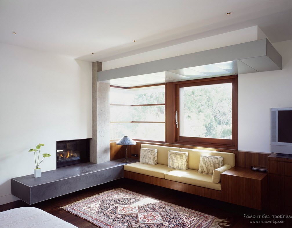 Интерьер в стиле техно и соответствующий ему диван возле окна