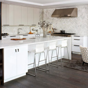 Кухня с темным полом