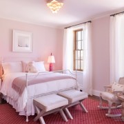 Бело-розовая спальня