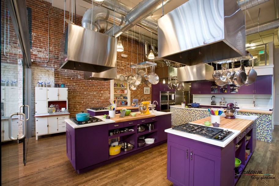 Кухня в фиолетово-коричневом исполнении