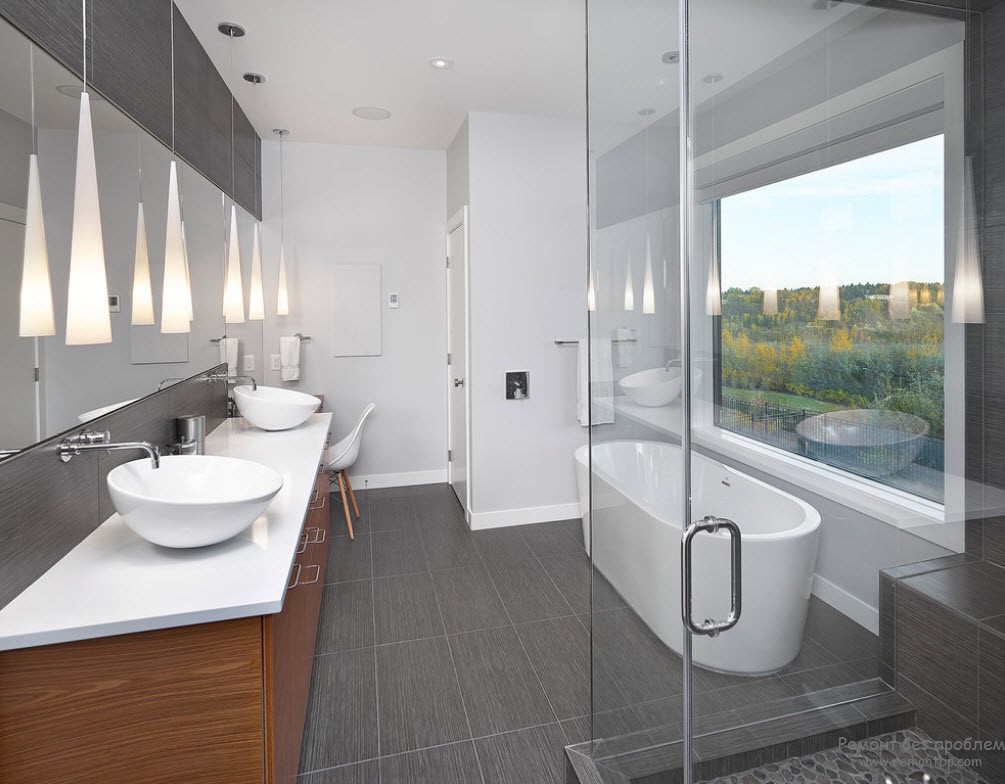 За допомогою деревини можна позбавити інтер'єр сірої ванної кімнати від нудного настрою