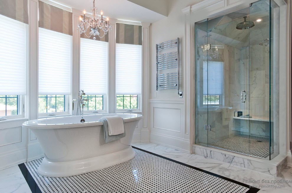Красивый черно-белый интерьер ванной комнаты с хрустальным светильником