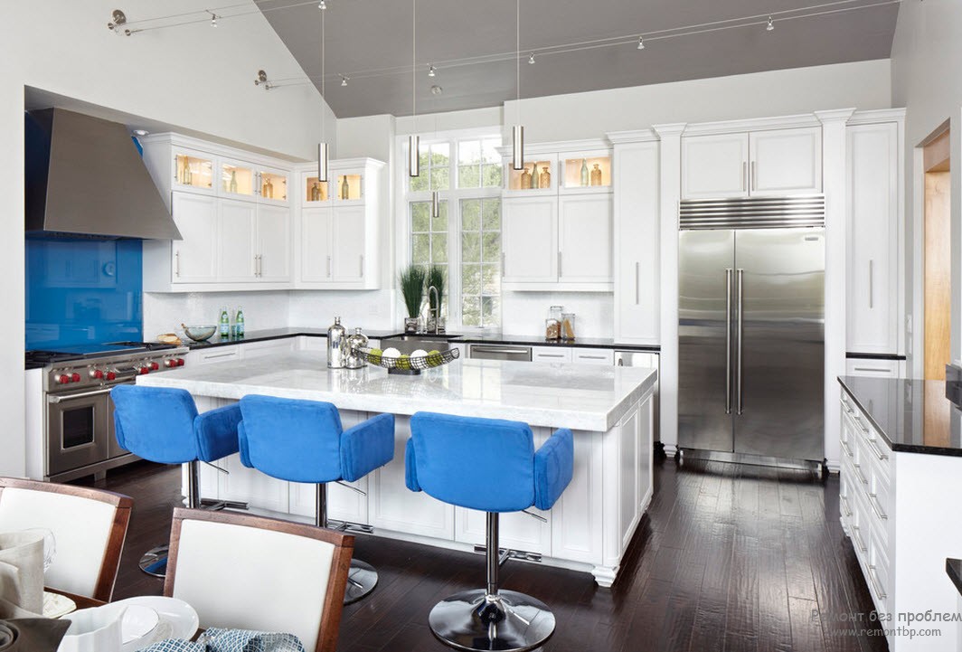 кухни без проблем. потолок на кухне с островом. кухня в оранжевом стиле. п-образная кухня. гостиная с кухонной зоной.