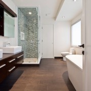Комбинация белого с коричневыми оттенками всегда эффектно смотрится в интерьере ванной комнаты