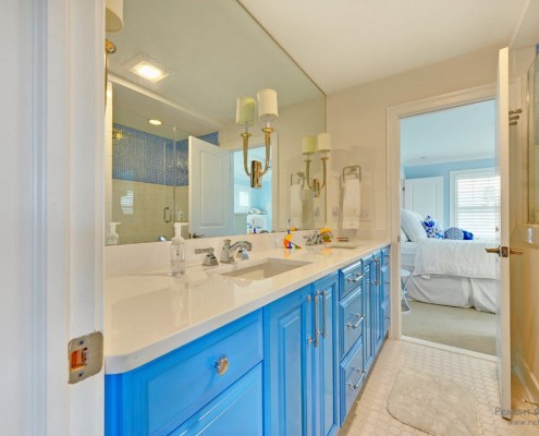 Голубой цвет в мебели ванной