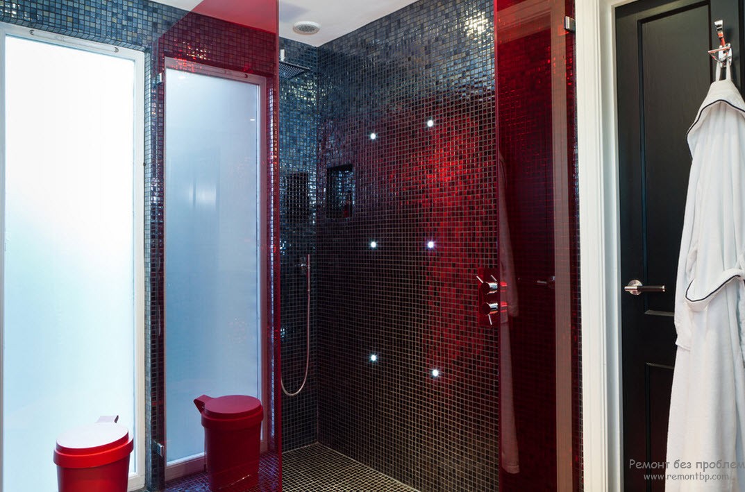 Ванная комната с комбинированной керамической плиткой