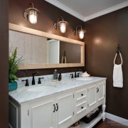 Темно-коричневый с белым в ванной комнате - торжественное сочетание