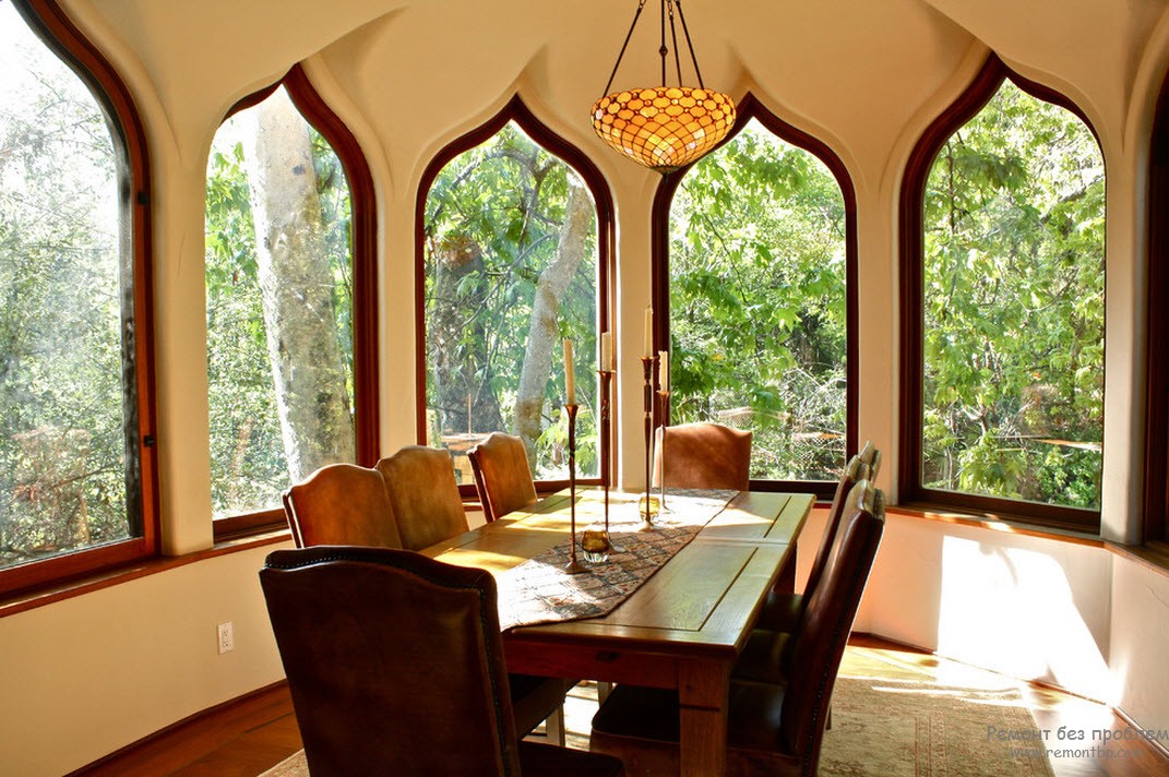 Сводчатый потолок, стрельчатые окна и ковер относятся к элементам арабского стиля