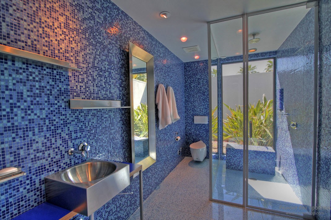 Стены и пол в синей ванной