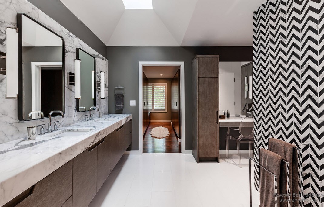 Просторный интерьер ванной комнаты, выполненный в черно-белом сочетании с введением темно-бежевого цвета