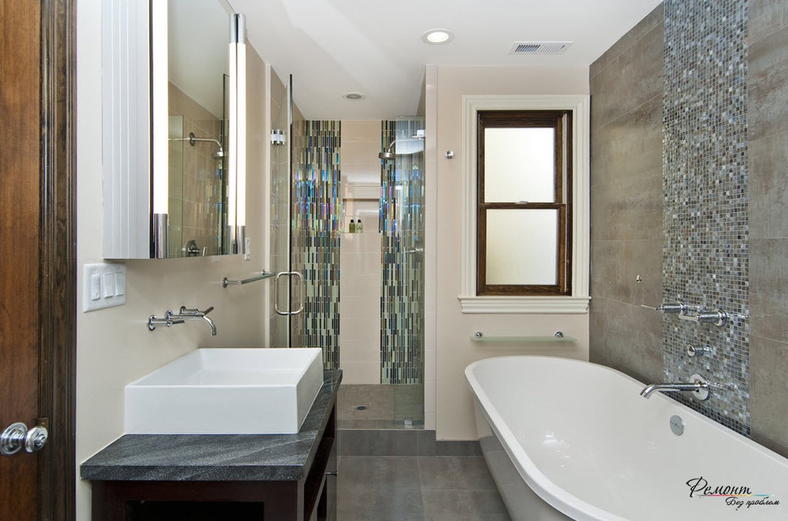 Вертикальні смуги з дрібної дзеркальної плитки над ванною та мозаїки в душі звужують приміщення та піднімають стелю