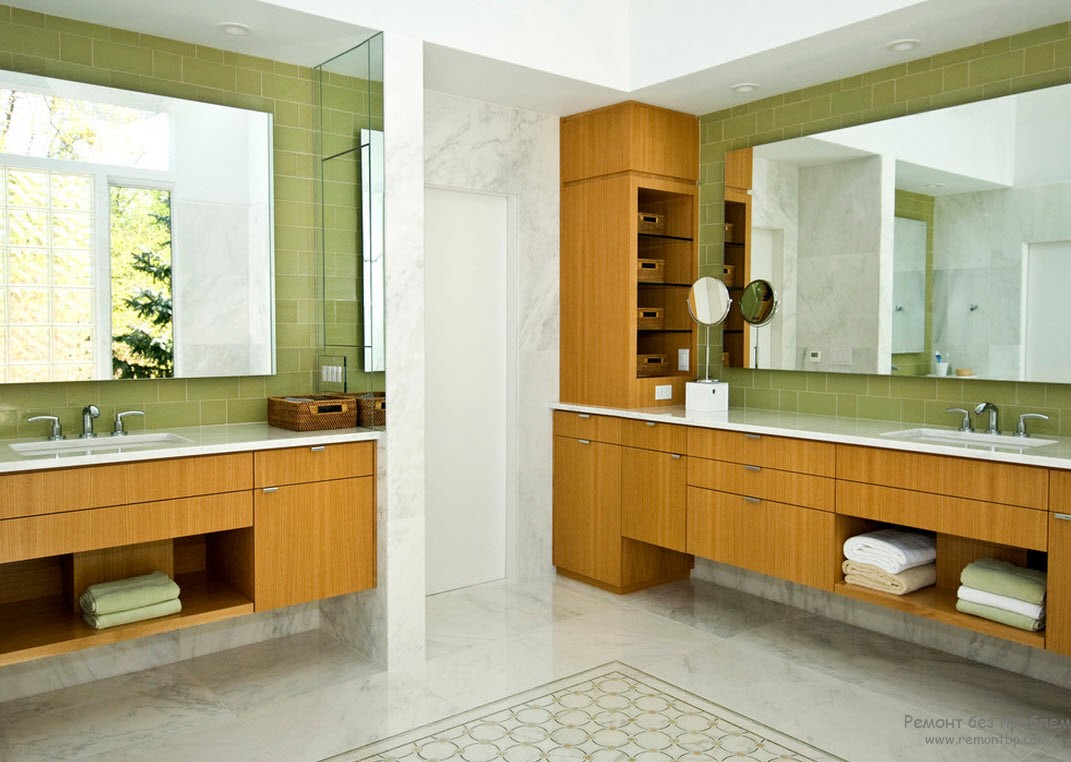 Большие зеркала в интерьере просторной зеленой ванной комнаты