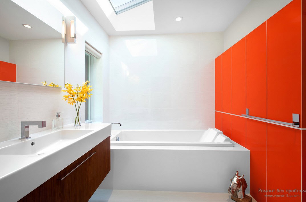 Білий та оранжевий кольори для ванної.