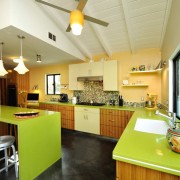 Салатовая столешница на кухне