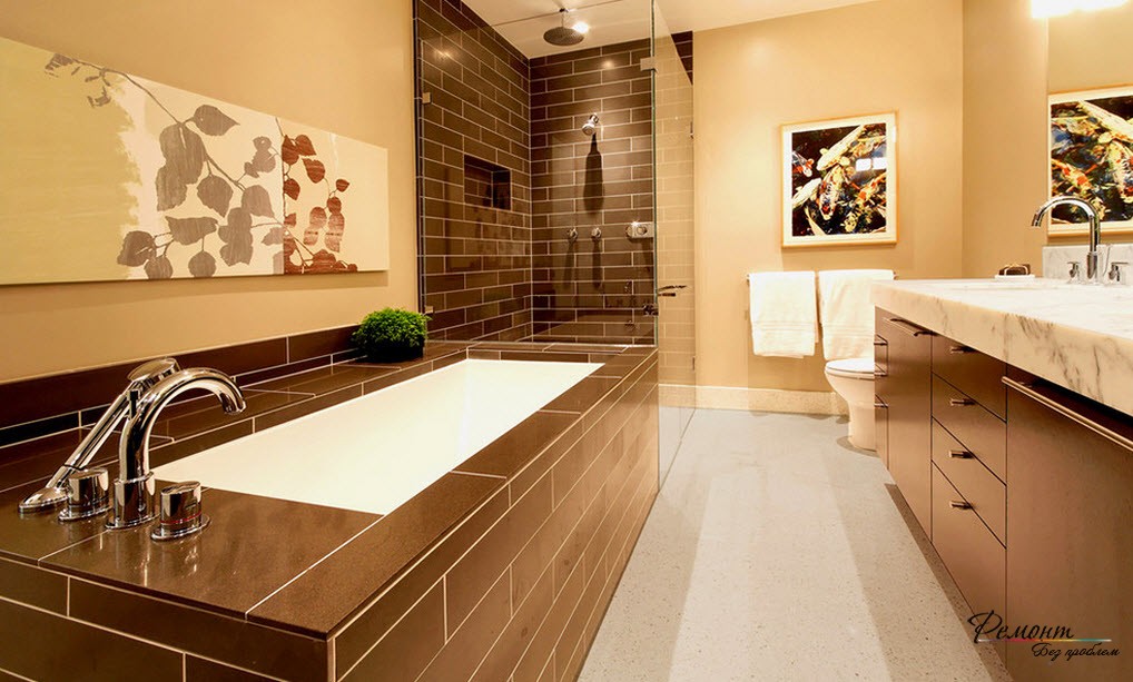 Інтер'єр ванної кімнати виконаний у теплих коричневих тонах
