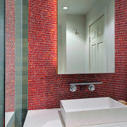Красная мозаика в интерьере ванной