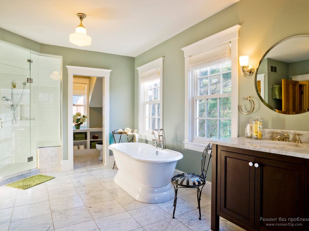 Сочетание серо-зеленого, белого и коричневого цветов в интерьере ванной комнаты