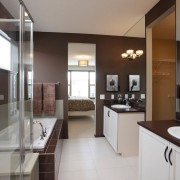 Красивый интерьер ванной комнаты оформленный в коричнево-белых тонах