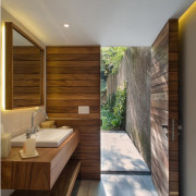 Изысканная простота деревянной ванной комнаты