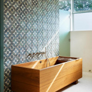 Современная деревянная ванная