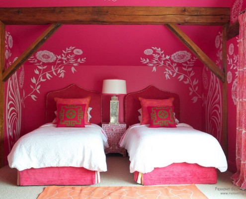 Яскраво-рожева спальня