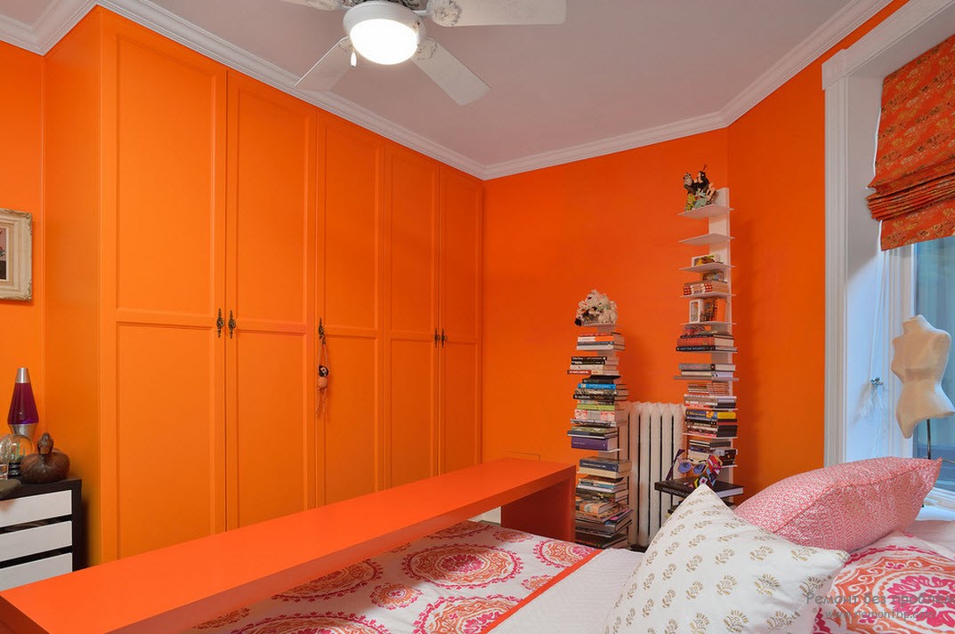 Жаркая комната в оранжевом цвете