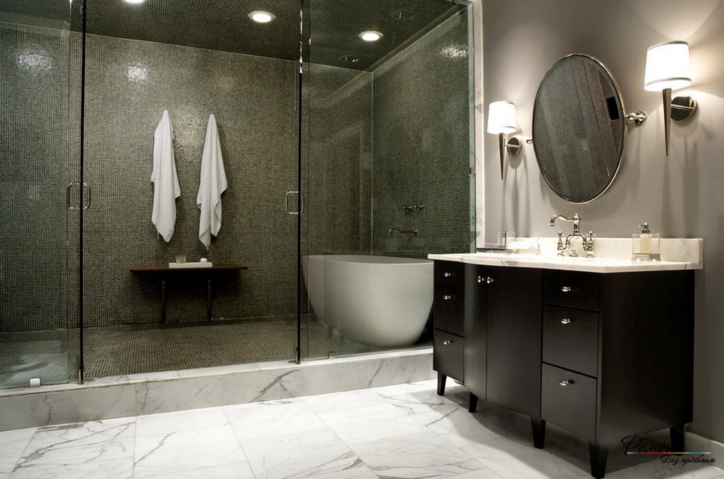 Дрібна блискуча плитка з глянсовою поверхнею створює видимість глибини приміщення з ванною та душем