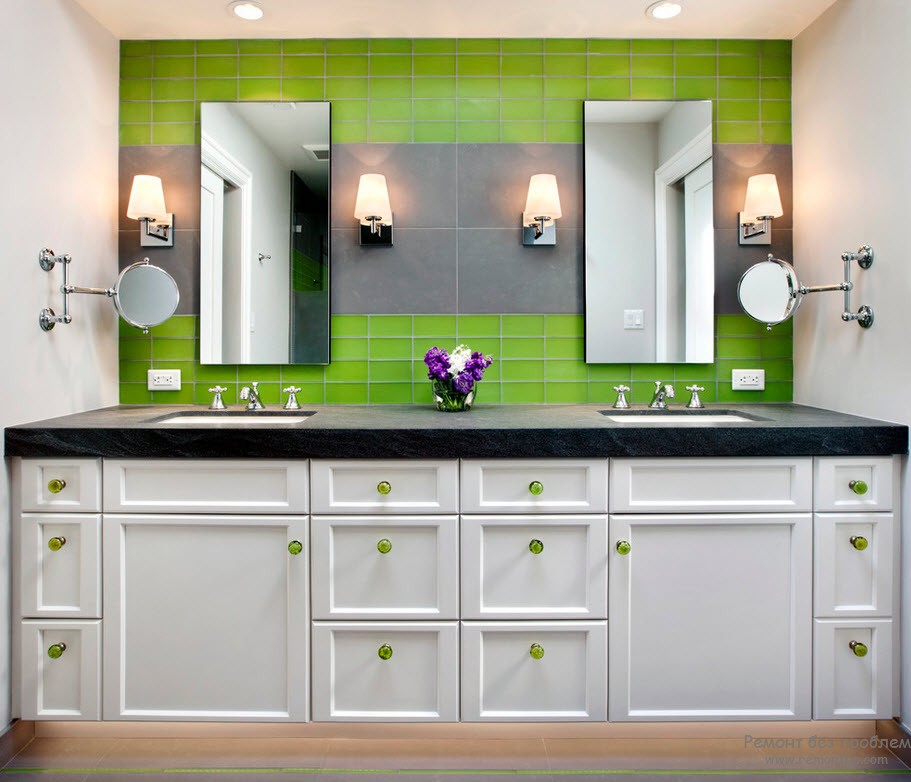 Сочетание насыщенного зеленого с белым подойдет даже для малогабаритной ванной комнаты