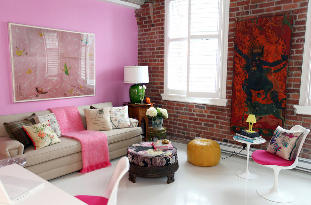 Комбинация розового и красного в интерьере гостиной