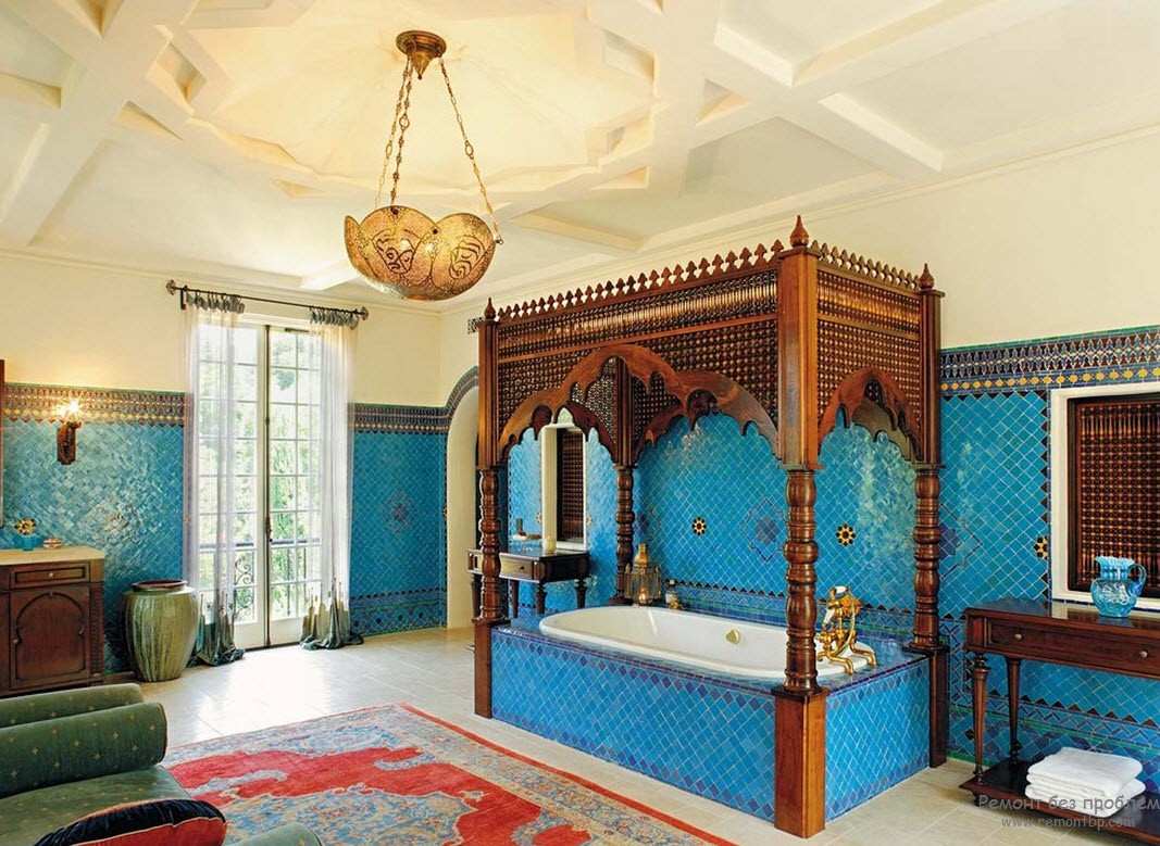 Деревянный балдахин, ковер на полу и насыщенный голубой цвет - это Восток 