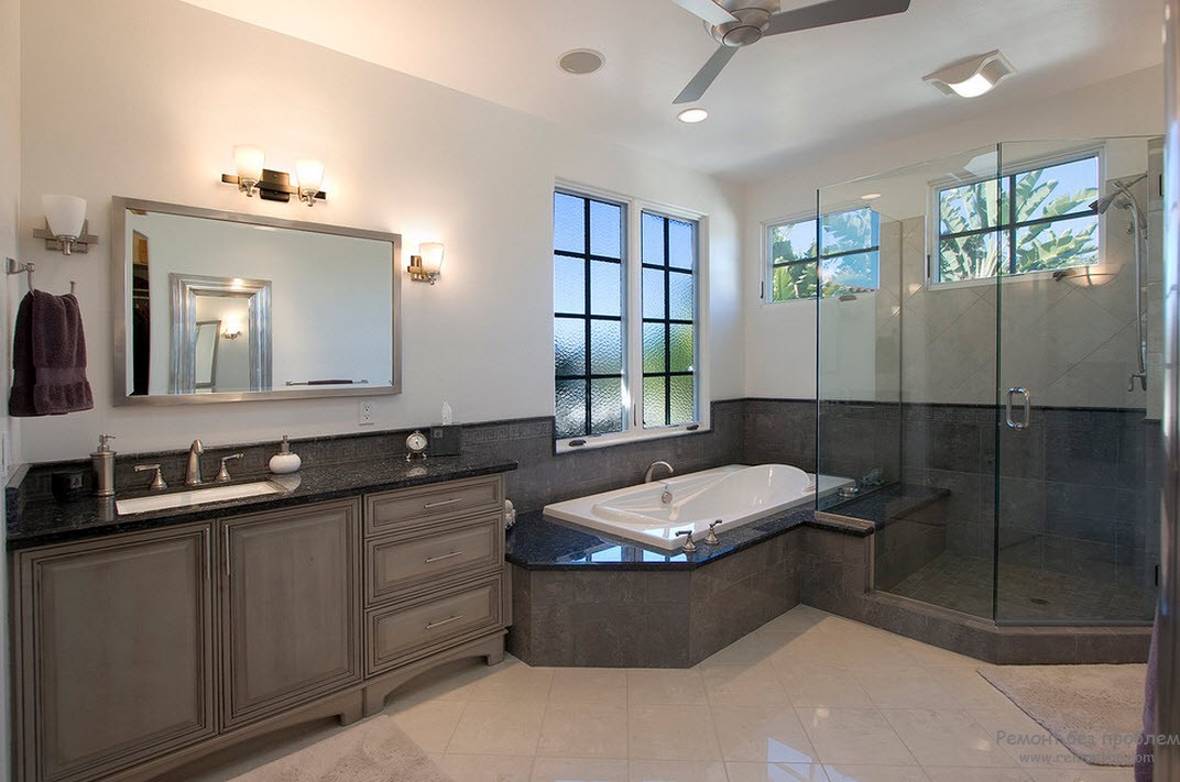 Элегантный интерьер ванной комнаты в серых тонах