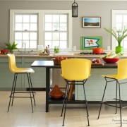 Желтые кресла в обеденной зоне