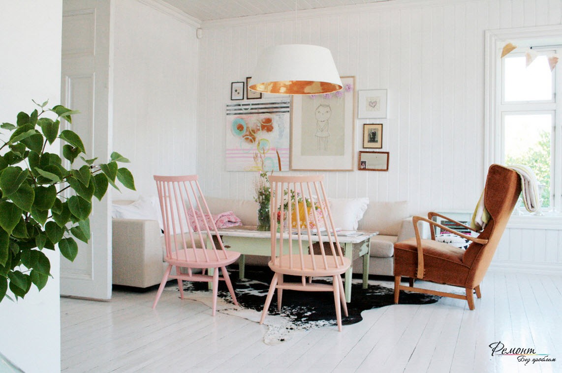 Розовые стулья в гостиной