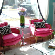 Для создания розового интерьера гостиной использованы только два кресла
