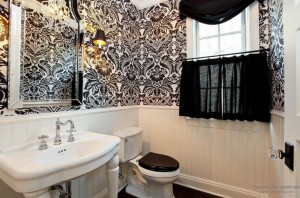 Оригинальный рисунок на стенах черн-белой ванной