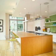 Сочетание светлого дерева с белым и салатовым цветом