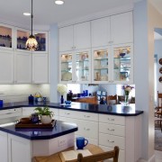 Белая кухня с синим акцентом
