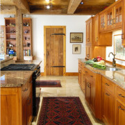 Стиль и комфорт деревянной кухни