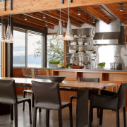 Современный деревянный интерьер кухни