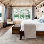Белоснежная спальня в деревянном оформлении
