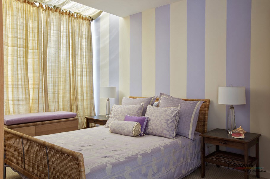 Спальня со светлыми полосатыми обоями на стенах