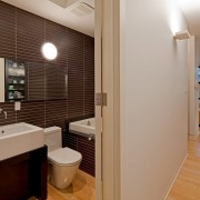 Дизайн бело-коричневой ванной комнаты