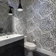 Оригинальный дизайн маленькой ванной комнаты с орнаментом на стенах