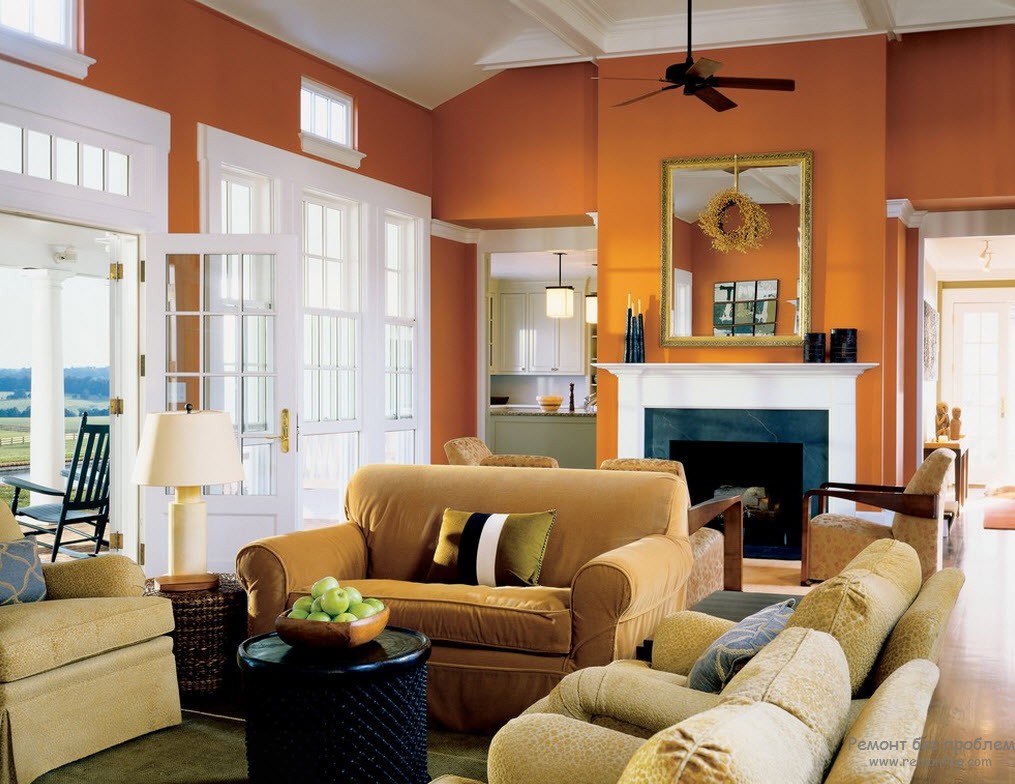 Оранжевые стены и бежевая мебель