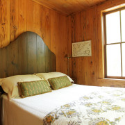 Деревянная отделка спальни