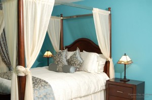 Бирюзовая стена как основной акцент